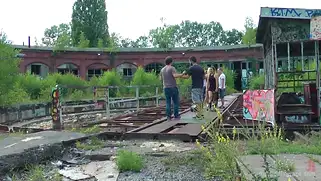 Жесткий публичный секс на улице во все дырки белокурой рабыни
