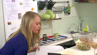 Сиськастая русская хозяйка готовила салат и дрочила мохнатку