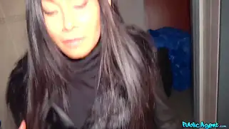 Азиатка с улицы соглашается на пикап порно с парнем и кончает.