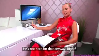 Русская шлюха пришла на порно кастинг для лесбиянок и трахается.