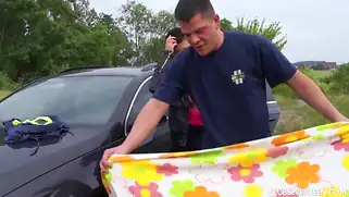 Мужик отвез бабу в лес и устроил порно в лесу на природе с ней.