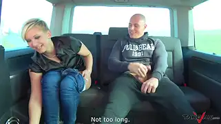 Пикапер трахает в рот девушку и устроил порно в машине с ней.