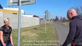 Пикапер трахает в рот девушку и устроил порно в машине с ней.