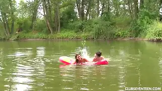 Две русские лесби устроили на берегу речки порно с игрушками.