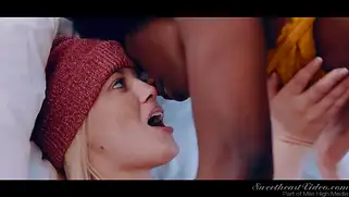 Негритянка Ana Foxxx трахается с блондинкой Charlotte Stokely