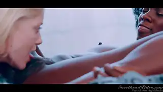 Негритянка Ana Foxxx трахается с блондинкой Charlotte Stokely