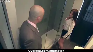 Лысый мужик жёстко трахает горячую испанскую шлюшку в киску, не жалея ни себя, ни её.