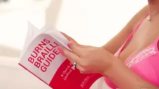 Телка заколдовала подругу, чтобы лизать ей пизду и трахаться.