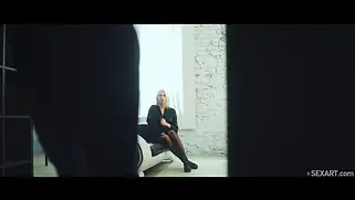 Брутальный секс с красоткой в чулках и парнем с большим хуем.