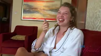 Elena Koshka рано утром получает оргазм от ебли и дрочки киски.