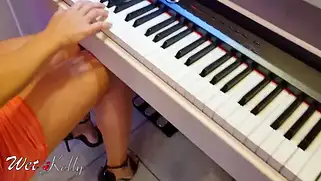 У телки лучше получается трахаться и сосать чем играть на пианино