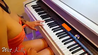 У телки лучше получается трахаться и сосать чем играть на пианино