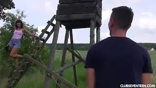 Групповое порно в поле с двумя мужиками и одной голой телкой.