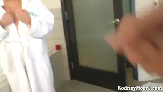 Дрочит на бабу голую и большие сиськи перед орал порно с ней.
