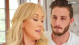 Влажная пизда Brandi Love течет во время секса большим хуем.