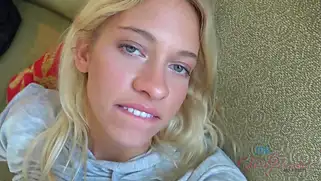 Khloe Kapri получает сперму в киску от парня после дрочки писи.