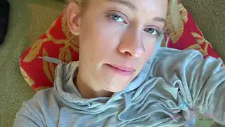Khloe Kapri получает сперму в киску от парня после дрочки писи.