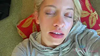 Khloe Kapri получает сперму в киску от парня после дрочки писи.