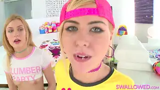 Три белокурые чирлидерши делают тренеру глубокий минет