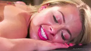 Zoey Monroe ловит оргазм от того, что лесбиянки лижет ей киску.