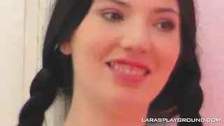 Куни от зрелой женщины для молодой лесбиянки на красивом диване.