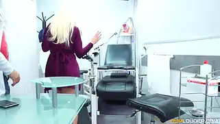 Порно в больнице с толстой телкой начинается с осмотра пизды.