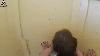 У худенькой милашки будет публичное порно с парнем у домов.