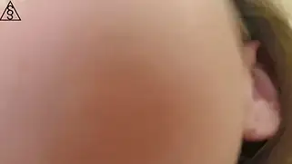У худенькой милашки будет публичное порно с парнем у домов.