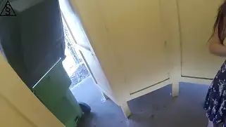 У худенькой милашки будет публичное порно с парнем у домов.