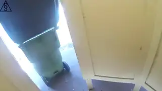 У худенькой милашки будет публичное порно с парнем у домов.