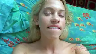 После куни и дрочки ногами милашка порно сосет большой хуй.
