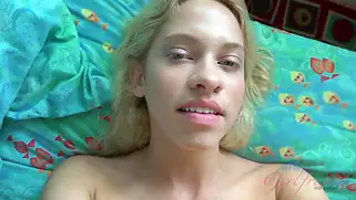 После куни и дрочки ногами милашка порно сосет большой хуй.