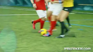 Anna Rose и подруги устроили порно толпой в мужской раздевалке