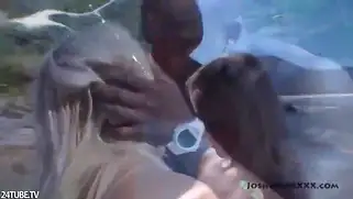 Шикарный секс на море с пышногрудой блондинкой и высоким ниггером