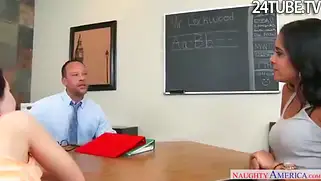 Учительница трахается со своим учеником прямо в классе, а потом заливает его спермой.