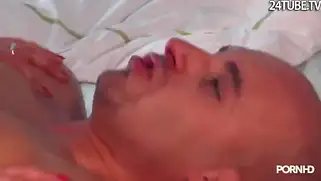 Лысый мужик разрывает киску шикарной брюнетки и кончает ей на сиськи.