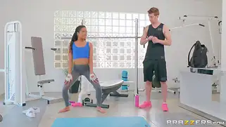 У русского парня будет секс с черной Kira Noir в качалке и сквирт