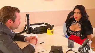 У задержанной большая грудь и телка с полицейским трахают её