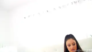Eliza Ibarra показывает тело и начинает трахаться в ротик с типом