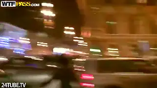 Русская шлюшка отсасывает двум толстым хуям в общественном сортире.