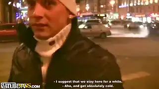 Русская шлюшка отсасывает двум толстым хуям в общественном сортире.