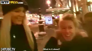 Русская шлюшка отсасывает двум толстым хуям в общественном сортире.