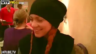 Русская шлюшка отсасывает двум толстым хуям в общественном сортире.