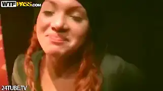 Русская шлюшка отсасывает двум толстым хуям в общественном сортире.