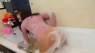 Молоденькая брюнеточка дрочит в душе вибратором.