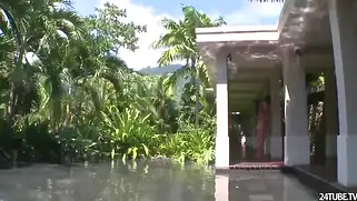 Дрочит вибратором для киски, голая тёлка позирует в воде.