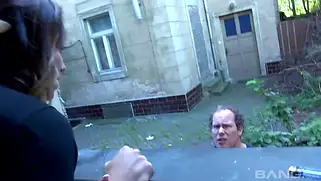 Пожилой мужик ебал жену в окне и позвал друга трахаться