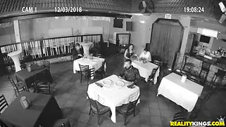 Официант завел в ресторан зрелую брюнетку и трахнул жопастую бабу