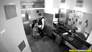 Официант завел в ресторан зрелую брюнетку и трахнул жопастую бабу