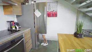 Несмотря на низкий рост, у коротышки глубокая пизда для члена